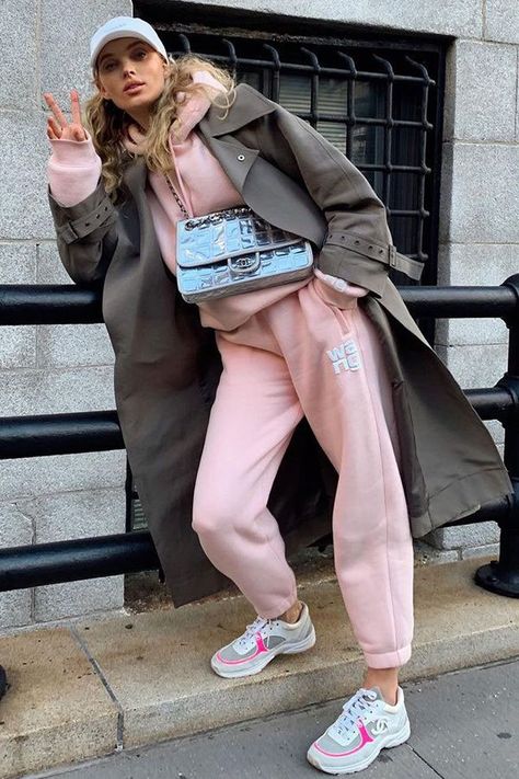 Get a dose of inspiration from the sweet celebrity sweatsuit outfits we've spotted recently, this way you, too, can snuggle up on the couch in style while watching the news (and your favorite hot newscaster).#lookoftheday #fashion #womensfashion #style Athlesuire Outfit, Pink Sweatpants Outfit, Sweatsuit Outfits, Pink Sweatsuit, Sweatsuit Outfit, Cold Fashion, Tan Trench Coat, Trench Coat Outfit, Pink Sweatpants