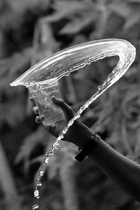 Long Exposure Water Photography, Freeze Movement Photography, Splash Water Photography, Water Motion Photography, Freeze Motion Photography Ideas, Black And White Water Photography, Freeze Action Photography, Creative Water Photography, Water Splash Photoshoot