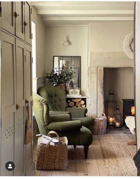 Cottage Interiors Living Rooms, Scottish Cottage Interior, Cotswold Cottage Interior, Home Remodel Diy, Salons Cottage, Cottage House Interior, Log Burner Living Room, English Cottage Interiors, Cottage Decor Living Room