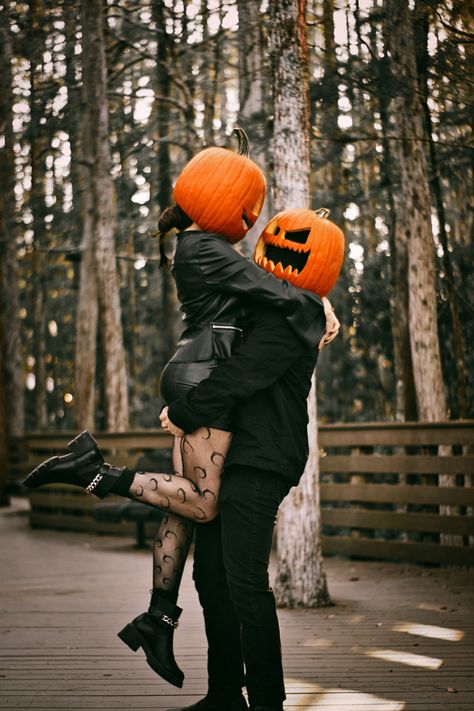 Couples Halloween Photoshoot, Pumpkin Head Couple, Ghostface Photoshoot, Pumpkin Shoot, Spooky Shoot, Head Photoshoot, Spooky Pictures, Pumpkin Heads, Halloween Parejas