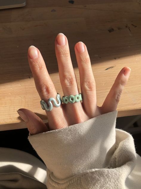 Clay Jewelry Diy Ring, Clay Ring Designs, Diy Clay Rings Tutorials, Handmade Clay Rings, Ceramic Rings Jewellery, How To Make Clay Rings, Fimo Clay Rings, Nailpolish Rings, Handmade Rings Clay