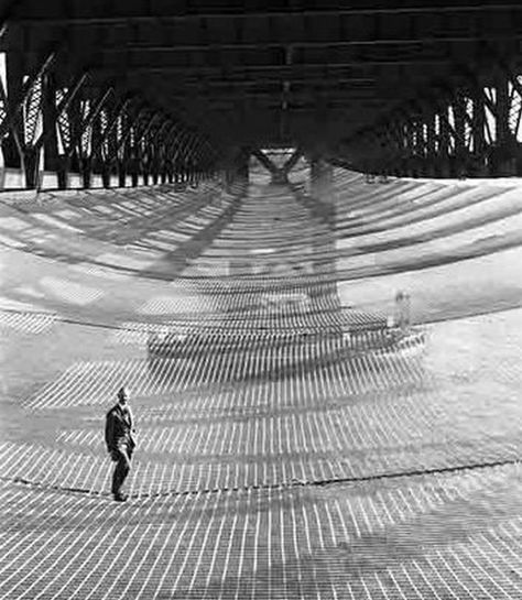 (1930s). A movable safety net placed below the Golden Gate Bridge saved the lives of 19 construction workers. Bridge Construction, Construction Workers, Safety Net, The Golden Gate Bridge, Foto Vintage, Interesting History, Us History, Jolie Photo, Historical Events