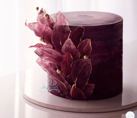 Burgundy Cake Birthday Simple, Burgundy Cake Ideas, Burgundy Birthday Party Ideas, Burgundy Birthday Cake, Burgundy And Gold Cake, Gold Anniversary Cake, Pastel Burgundy, Burgundy Cake, Floral Cake Design