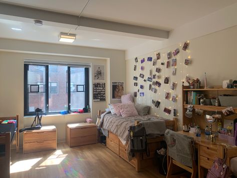 Just decorated my NYU dorm room with lights and pics! Yale Dorm, Nyu Dorm, Boarding School Dorm, Nyu Campus, Dorm Rooms Decorating, Campus Dorm, Cool Dorm, University Rooms, Uni Dorm