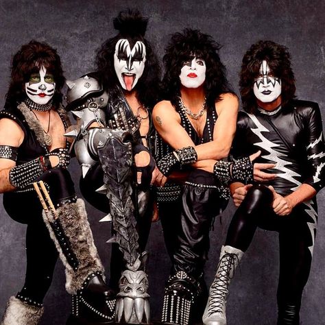 KISSWorld 2017 Ms Doubtfire, Banda Kiss, Eric Singer, Kiss Outfits, Hair Metal Bands, Kiss Images, Peter Criss, Kiss Army, Kiss Art