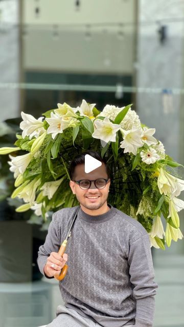 Flower Umbrella Diy, Umbrella Flower Arrangement, Tiny Floral Arrangements, Garden Flower Arrangements, Flower Arranging Videos, Colorful Floral Arrangement, Florist Photography, Flower Umbrella, Art Bouquet