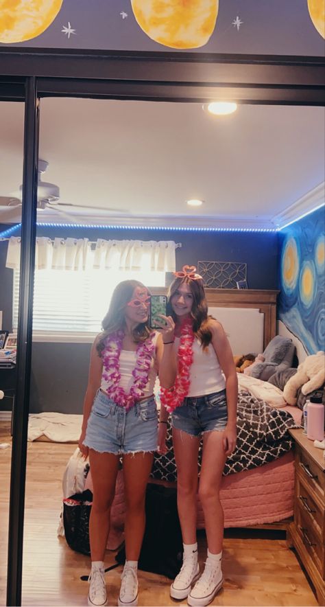 Beach Theme Fnl Outfits, Hawian Theme Football Games, Hawiann Theme Outfits, Hawaiian Out Football Game Outfit, Football Beach Theme, Hawaiian Night Outfit Football, Hawaiin Theme Outfit Football Game, Pool Party Football Theme Outfits, Hawaiian Fnl Theme