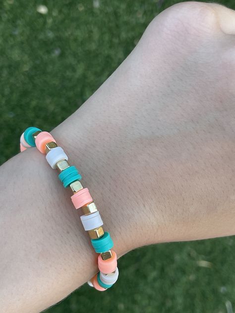 A preppy clay bead bracelet made by Katie! Preppy Loom Band Bracelets, Beachy Clay Bead Bracelet, Bracelets Preppy, Make Clay Beads, Loom Band Bracelets, Bracelet Stuff, Gemstone Chips Bracelet, Beachy Bracelets, Colorful Bead Bracelets