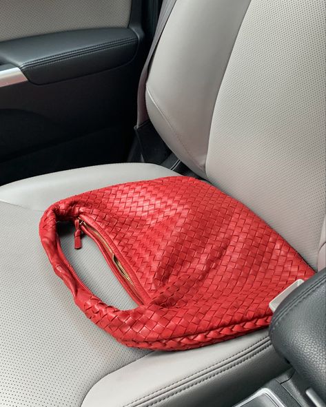 Red Bottega Veneta Bag Outfit, Bottega Veneta Intrecciato Hobo, Red Bottega Bag, Red Hobo Bag Outfit, Red Bottega Veneta Bag, Red Hobo Bag, Vintage Bottega Veneta Bag, Bottega Hobo, Hobo Bag Aesthetic