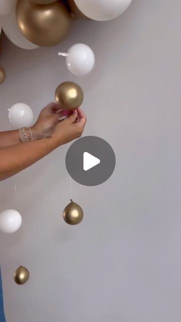 Ballon Clouds Decoration, How To Set Up Balloons For Party, How To Stick Balloons To Wall, Large Balloons With Tassels, Pictures Hanging From Balloons, Balloon Box Ideas, Ballon Designs Ideas, Floating Balloon Decorations, Hanging Balloons From Ceiling