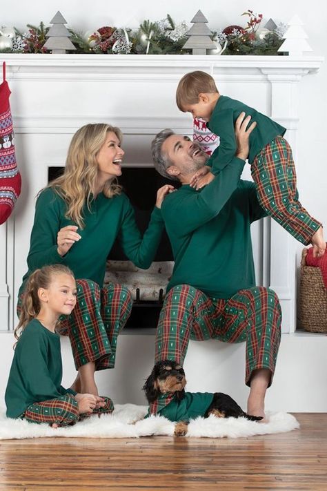 Family Christmas Onesies, Onesie Outfits, Matching Family Christmas Outfits, Fun Christmas Outfits, Christmas Onesies, Cute Christmas Pajamas, Family Holiday Pajamas, Christmas Pajama Party, Family Photos What To Wear