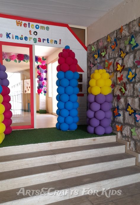 Door. Stairs. Crayons. Balloons. School Stairs Decoration Ideas, School Entrance Decor Ideas, School Decorations Ideas, Back To School Decorations, Door Stairs, Gate Decoration, School Entrance, Egg Carton Crafts, Stair Decor