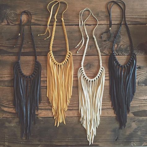 Collar Macrame, Boho Jewelry Diy, Macrame Colar, Leather Necklaces, Gold Dust, Macrame Ideas, Textile Jewelry, Naha, Macrame Art