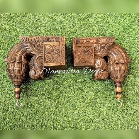 Pooja Door Carving Design, Bhartiya Baithak, Wooden Cornice, Latest Door Designs, Carved Wooden Panels, Indian Room Decor, Single Door Design, Wood Carving Furniture, Rustic Wood Decor