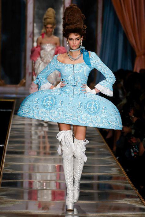 Runway Top, High Fashion Runway, Rococo Fashion, Kaia Gerber, Milan Fashion Weeks, Gala Dresses, British Vogue, Runway Models, Prince Harry