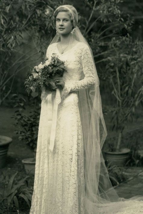 1930's vintage bride 1930s Wedding Dresses, 1930 Wedding, Look Gatsby, 1930s Wedding Dress, Wedding Dress And Veil, 1930s Wedding, 1930s Style, Wedding Dresses Uk, Vintage Brides