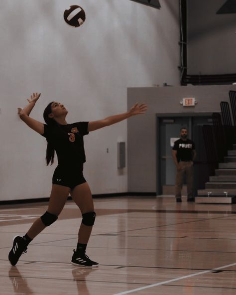 Volleyball Aesthetic Black, Volleyball Wallpaper, Volleyball Poses, Volleyball Net, Volleyball Inspiration, Volleyball Tips, Vision Board Pictures, Cute Nike Outfits, Sport Volleyball