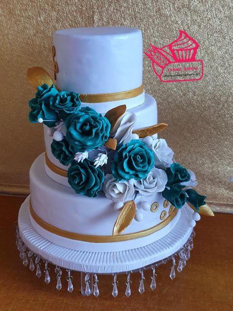 Teal And Gold Wedding Cake, Green Gold And White Wedding, Green And Gold Wedding Cake, Emerald Wedding Cake, Teal Gold Wedding, Gold And White Wedding Cake, Ukrasavanje Torti, Wedding Reception Food Buffet, 50th Birthday Cake For Women