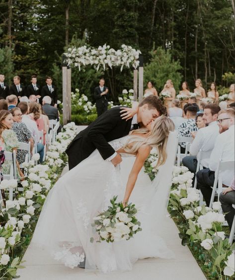 First Kiss Wedding Pictures Bride Groom, Wedding Ceremony Kiss Pose, Isle Photos Wedding, Bride And Groom Inspo Pics, Hot Wedding Photos, First Kiss Wedding Photos, Family Pictures At Wedding, I Do Kiss Wedding Photo Ideas, Photos To Get At Your Wedding