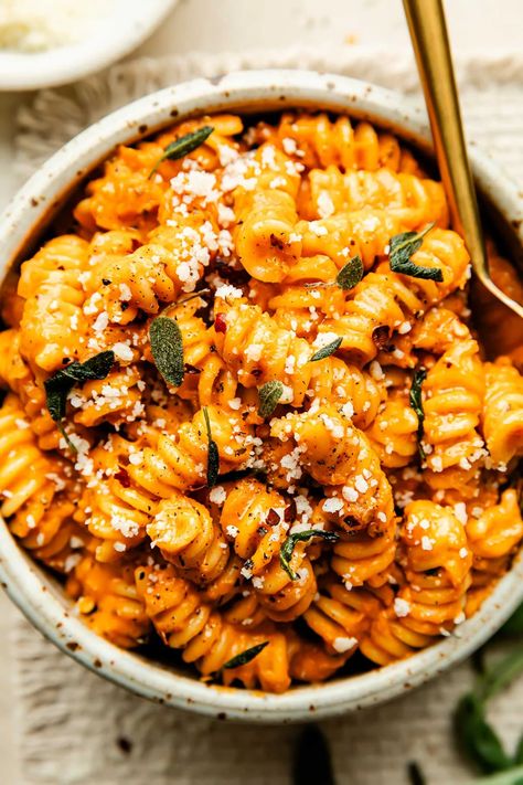 Pumpkin Rotini Alla Vodka, Pumpkin Vodka Pasta, Pumpkin Alla Vodka Pasta, Pumpkin Vodka Sauce, What To Make With Fresh Pumpkin, Pumpkin Pesto Pasta, Fall Vegan Dinner Recipes, Healthy Fall Pasta Recipes, Pumpkin Pasta Salad