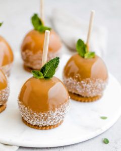 caramel apples Fall Wedding Desserts, Caramel Apples Homemade, Caramel Treats, Caramel Apple Cheesecake, Mini Pumpkin Pies, Seasonal Desserts, Classic Wedding Cake, Shower Desserts, Wedding Cake Flavors