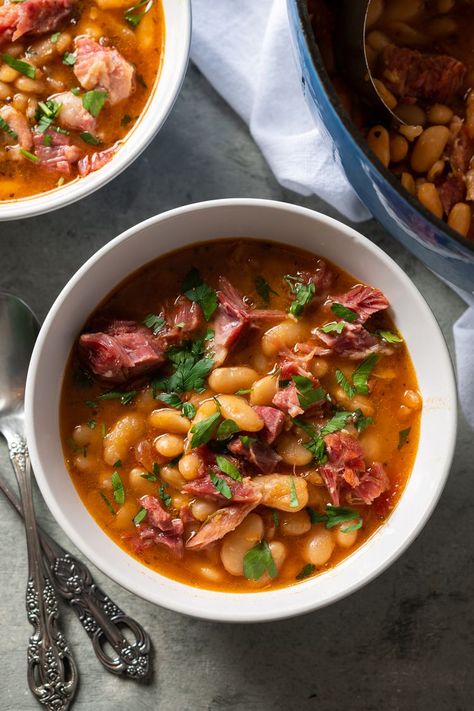 Ham Shank, Chef School, White Bean Soup Recipes, Classic Southern Recipes, Ham Soup, Ham And Beans, Ham And Bean Soup, Bean Soup Recipes, White Bean Soup