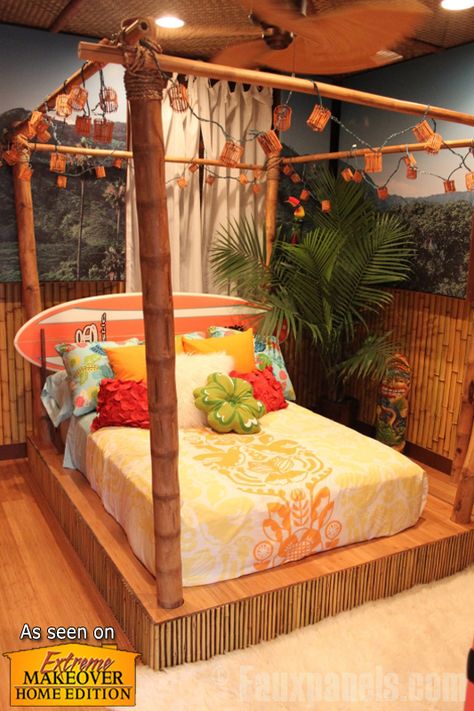 Interlocking Faux Bamboo Hawaiian Inspired Bedroom, Hawaiian Theme Bedrooms, Hawaiian Bedroom, House Paint Design, Ideas Decorar Habitacion, Surf Room, Beach Themed Bedroom, Beachy Room, Tropical Bedrooms