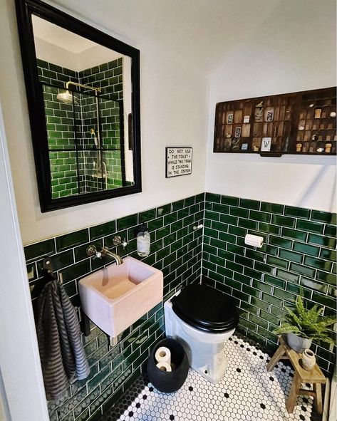 Dark Green Bathrooms, Green Tile Bathroom, Green Tiles, Bathroom Design Decor, Downstairs Bathroom, Bathroom Inspiration Decor, Design Del Prodotto, Green Bathroom, Bathroom Renos