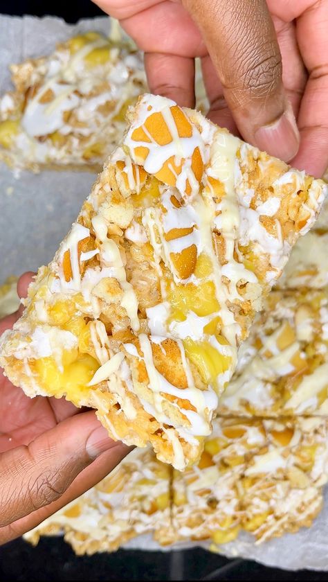 Banana Pudding Rice Krispie Treats | kingcooks Pudding Rice, Banana And Rice, Krispie Treats Recipe, Cereal Treats, Rice Crispy Treats, Fall Food, Rice Krispie Treats, Crispy Treats, Rice Krispie