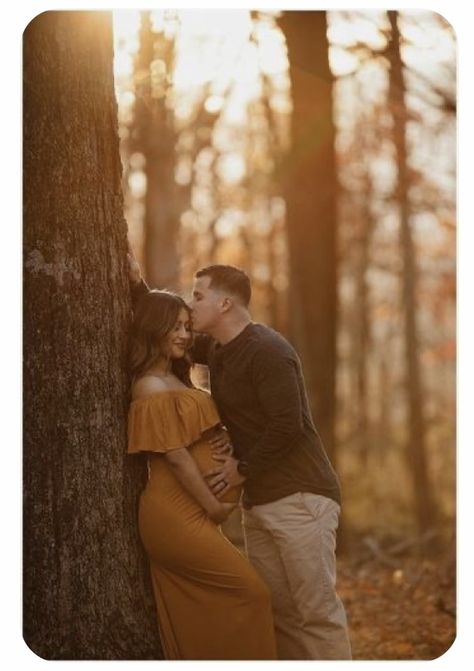 Pregnant Couple Photo Ideas, Cute Couple Maternity Pictures, Poses For Pregnant Couples, Fall Outdoor Maternity Photoshoot, Maternity Couple Photoshoot Ideas, Maternity Session Outdoor, Pregnant Outdoor Photography, Maternity Pictures Flower Field, Maternity Fall Photos