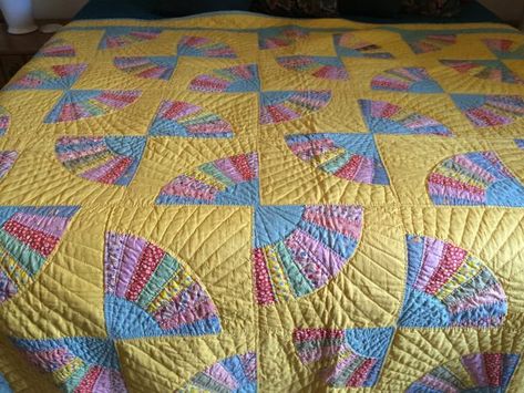 Grandmother's Fan Quilt - Jean Brashear Fan Quilts, Fan Quilt, Asian Quilts, Dresden Plate Quilts, Dresden Quilt, Dresden Plate Quilt, Scrappy Quilt Patterns, Cute Quilts, Pretty Quilt