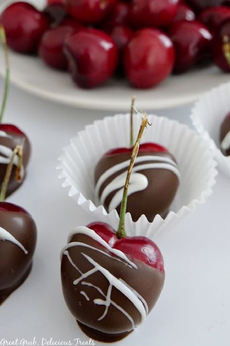 Chocolate covered cherries are a quick and simple recipe made with fresh cherries and melting chocolate. Cherry Snacks, Chocolate Dipped Cherries, Chocolate Covered Desserts, Chocolate Dipped Fruit, Chocolate Melting Wafers, Chocolate Covered Fruit, Easy Treat, Chocolate Covered Treats, Chocolate Covered Cherries