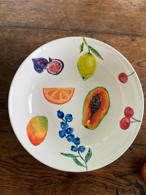 This hand-painted serving bowl is perfect for a summer table. The bowl is a perfect size for salads, snacks and fruit, for example. With this bowl you can completely brighten up your table setting. The bowl has a diameter of 29.5 cm and is 7 cm high. All painted tableware is original, handmade and made in the oven. However, I recommend that you wash the dishes by hand. The bowl is made of porcelain. Summer Ceramics, Fruits Decoration, Summer Table Settings, Ceramic Cafe, Diy Pottery Painting, Color Me Mine, Fruit Serving, Summer Table, Pottery Painting Designs