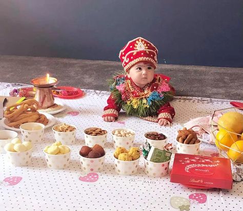 Baby Annprashan Decorations, Anna Prasana Ideas At Home, Pasni Decoration Ideas, Anprashan Decoration At Home, Weaning Ceremony Decoration Ideas, Rice Weaning Ceremony Decoration, Rice Feeding Ceremony Decoration, Annaprasana Photoshoot, Baby Annaprasana Ideas