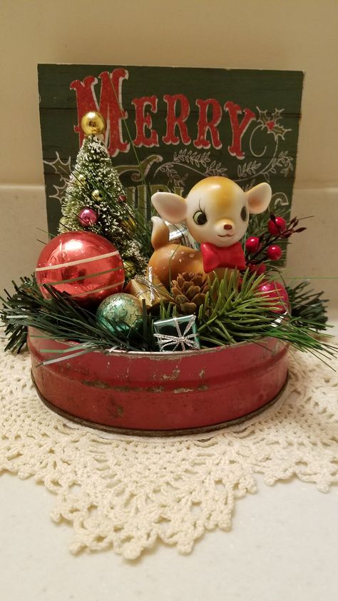 Retro Christmas Centerpieces, Vintage Christmas Decor Ideas Kitchen, Enamel Bowl Decor Ideas, Vinyettes Ideas, Old Tool Box Decor Ideas, Upcycle Christmas Decorations, Recycled Christmas Crafts, Christmas Coffee Bar Decor, Christmas Trash