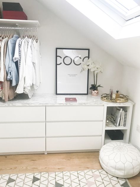 Walk in Wardobe /Closet DIY IKEA malm Kallax Hack with Marble top Attic Closet Ideas, Walk In Closet Ikea, Nyc Room, Closet Makeovers, Diy Kast, Ikea Closet Hack, Closet Ikea, Kallax Hack, Closet Diy