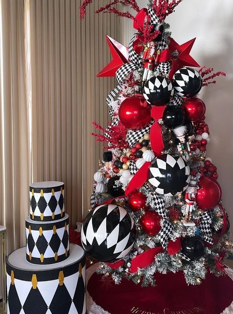 Black Xmas Tree, Black White Christmas Tree, Black Christmas Decorations, Nutcracker Christmas Tree, Tomato Cage Christmas Tree, Christmas Tree Decorations Ribbon, Elegant Christmas Tree Decorations, Black Gold Christmas, Glam Christmas Decor