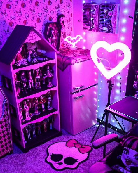 Draculaura Bedroom, Draculaura Room, Goth Aesthetic Room, Pastel Goth Room Decor, Pastel Goth Room, Monster High Bedroom, Punk Bedroom, Kuromi Room, Monster High Room