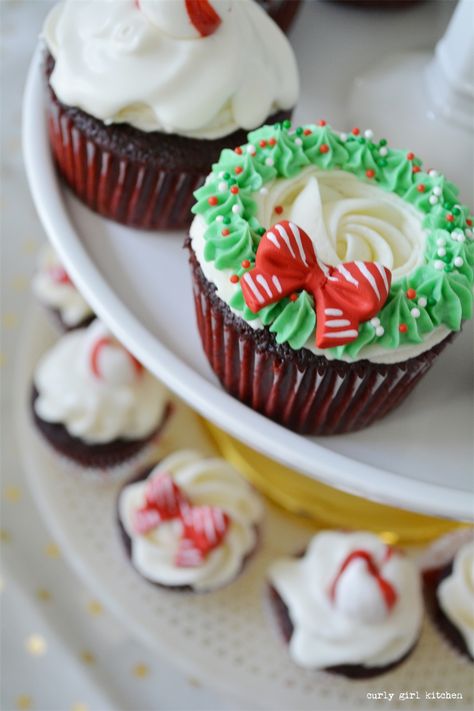 Christmas Decorations, Hot Chocolate Bar, Plaid Blankets, Christmas Tree, Red Velvet Cupcakes, Christmas Wreath Cupcakes Cupcake Recipes Christmas, Wreath Cupcakes, Deco Cupcake, Cupcakes Christmas, Christmas Cupcakes Recipes, Christmas Cupcakes Decoration, Streusel Coffee Cake, Ginger Molasses Cookies, Holiday Cupcakes