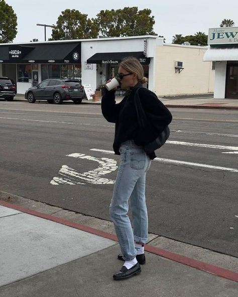 fall / winter style inspiration : 90's straight leg denim, oversized black sweater, white socks, black slip on loafers | Claire Rose Cliteur (@clairerose) Loafers With Socks Outfit, Loafers Outfit Winter, Casual Loafers Outfit, Jeans And Loafers Outfit, White Loafers Outfit, Loafers Jeans, White Socks Outfit, Loafers With Jeans, Loafers And Jeans