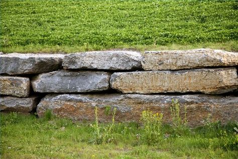 How to Build a Dry Stack Stone Wall thumbnail Flat Stone Patio, Dry Stack Stone Wall, Stack Stone Wall, Yard Stones, Diy Retaining Wall, Design Per Patio, Rock Retaining Wall, Stone Walls Garden, Dry Stack Stone