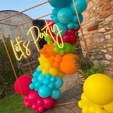 Colourful Balloon Arch, Festival Balloons, Tequila Party, Balloon Background, Fiesta Theme Party, Plantas Vs Zombies, Graduation Balloons, Fiesta Theme, Rainbow Balloons