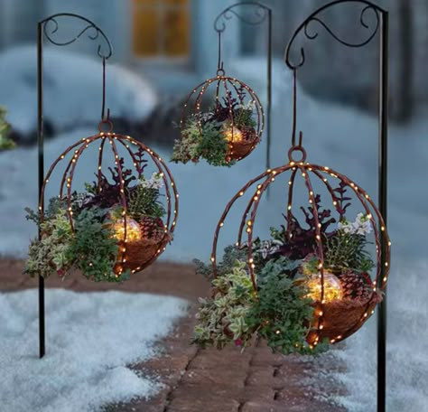 Christmas Hanging Baskets, Xmas Decorations Outdoor, Candy Land Christmas Decorations Outdoor, Christmas Planters, Christmas Float Ideas, Office Christmas Decorations, Have Inspiration, Candyland Decorations, Christmas Wreaths For Front Door