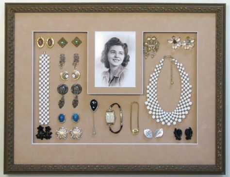 Lovely DIY Vintage Jewelry Wreath Shadow Box Memory, Old Jewelry Crafts, Vintage Jewelry Ideas, Vintage Jewelry Repurposed, Memory Crafts, Vintage Jewelry Crafts, Vintage Jewelry Art, Repurposed Jewelry, Family Keepsakes