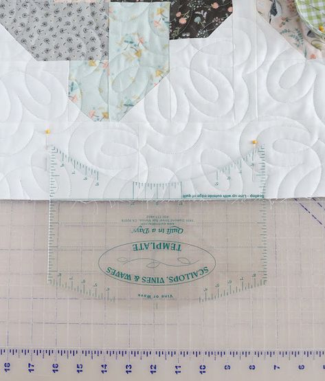 Tutorial for using the Scallops, Vines and Waves template from Quilt In A Day - A Bright Corner shows how to use the ruler to make a scalloped edge on a quilt Waves Template, Scallop Edge Quilt, Scalloped Quilt, Quilt Binding Tutorial, Charm Pack Quilt Patterns, I Spy Quilt, Scallop Border, Quilt In A Day, Quilt Block Patterns Free