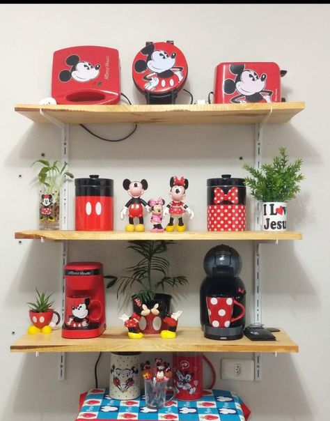 Um cantinho bem foto 😍 #casadomickey#mickeymouse#minniemouse Cozinha Do Mickey Mouse, Disney Character Makeup, Casa Disney, Themed Kitchen, Disney Kitchen, Disney Ornaments, Kitchen Themes, Mickey Minnie Mouse, Disney Ladies