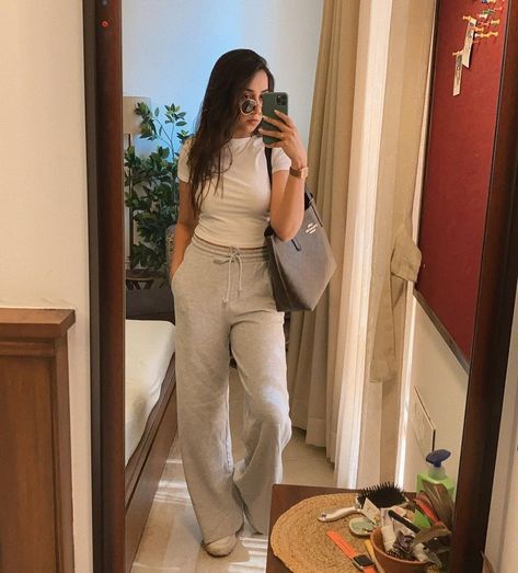 Travel Look Outfits Indian, Hostel Outfit, Mostly Sane Outfits, Casual College Outfits Summer Indian, Mostlysane Outfits, Everyday College Outfits Summer, Daily College Outfits Indian, Indian College Outfits, Casual College Outfits Indian