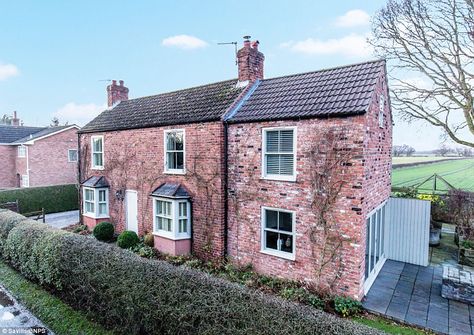 Changing Rooms: Interior designer Linda Barker is selling up and potential buyers can get ... Victorian Cottage Exterior, Victorian Terrace House Interior, Victorian Cottage Interior, Terrace House Interior, Victorian Terrace Interior, Linda Barker, Cottages Uk, Victorian Terrace House, Side Extension