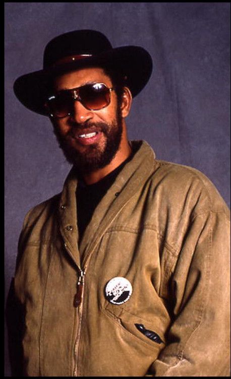 Clive Campbell, better known by his stage name DJ Kool Herc, is a Jamaican-American DJ who is credited for originating hip hop music in the Bronx, New York City, in the 1970s through his "Back to School Jam", hosted on August 11, 1973, at 1520 Sedgwick Avenue. Dj Kool Herc, Hip Hop Dj, Old School Music, Real Hip Hop, Hip Hop And R&b, Hip Hop Art, Hip Hop Artists, Hip Hop Culture, Break Dance