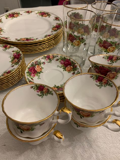 Royal Albert Old Country Roses Replacements Cups And Saucers Plates Glasses Plates And Bowls Set Vintage, Vintage Decor Pieces, Holly Munro, Vintage Outdoor Decor, Royal Home, Royal Albert Old Country Roses, Pretty Tea Cups, Old Country Roses, Antique Dishes